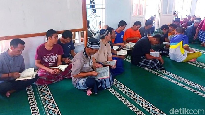 Warga Binaan Lapas Kelas IIB Ciamis sedang tadarus Al Quran di Masjid Lapas.