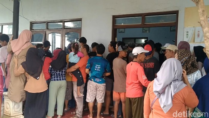 Suasana aksi ratusan warga di Balai Desa Rowoyoso menuntut sekdes dicopot dari jabatannya, Senin (18/3/2024).
