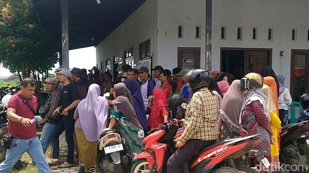 Suasana aksi ratusan warga di Balai Desa Rowoyoso menuntut sekdes dicopot dari jabatannya, Senin (18/3/2024).