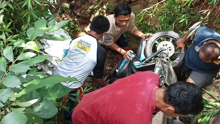 Warga mengevakuasi pemotor terjun jurang di Batuwarno, Wonogiri, Senin (18/3/2024).