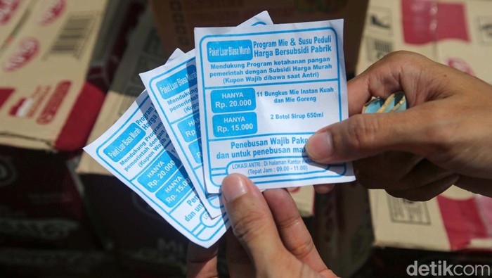 Warga Serbu Pasar Murah di Petukangan Pasar murah digelar RPTRA Manunggal, Petukangan Selatan, Jakarta. Warga menyerbu pasar murah yang menjula mie instan dan sirup tersebut.