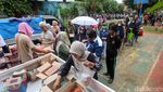 Potret Warga Serbu Pasar Murah di Petukangan