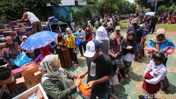 Pasar murah digelar RPTRA Manunggal, Petukangan Selatan, Jakarta. Warga menyerbu pasar murah yang menjula mie instan dan sirup tersebut.
