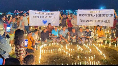 Warga Sumba, NTT, menggelar aksi bakar 73 ribu lilin sebagai protes pengunduran diri Caleg terpilih DPR  dari NasDem, Ratu Ngadu Bonu Wulla, di Alun-Alun Kota Tambolaka, Sumba Barat Daya, Minggu (17/3/2024) malam.