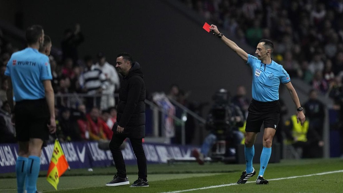 Xavi diusir wasit dalam laga melawan Atletico. Foto: AP/Bernat Armangue
