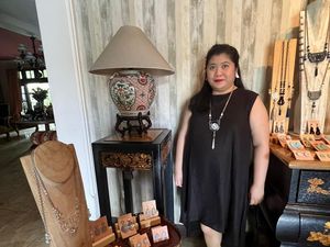 Datang ke Pameran, Turis Asing Transaksi Perhiasan Ramah Lingkungan Pakai QRIS Lho