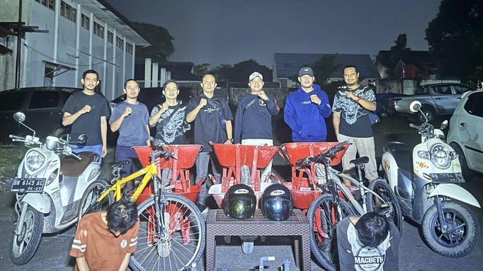 2 pelaku pencurian dan barang bukti.