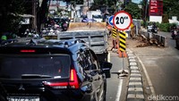 Jalan yang menyempit membuat pengendara harus bergantian saat melintas.  