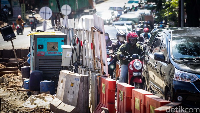 Lalin Pasar Rebo mengarah ke Tanjung Barat terpantau tersendat. Lalin padat karena ada proyek polder di Jalan TB Simatupang.