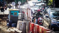 Lalin dari Pasar Rebo, Jakarta Timur, menuju Tanjung Barat, Jakarta Selatan, padat pada hari Selasa (19/3/2024) pukul 10.00 WIB karena ada proyek kolam retensi atau polder.
