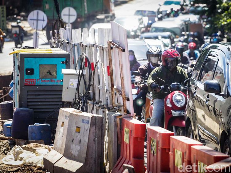 Ada Proyek Polder, Lalin Pasar Rebo Arah Tanjung Barat Padat