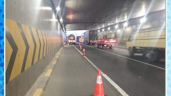 Ada Truk Gangguan As Roda, Lalin di Tol JORR Tanjung Barat Macet