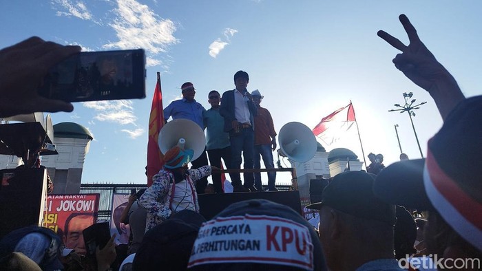 Adian Napitupulu mengajak perwakilan massa demo masuk ke Gedung DPR. (Taufik/detikcom)