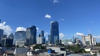Selain langitnya cerah, Jakarta hari ini juga diwarnai cuaca berangin yang lumayan kencang. 
