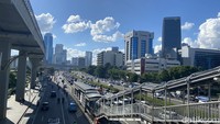 Saat fenomena Equinox, suhu di Indonesia meningkat. Tampak di Jakarta, langit biru cerah dengan sinar matahari yang menyengat. (Della Monica Stefanni/detikcom)