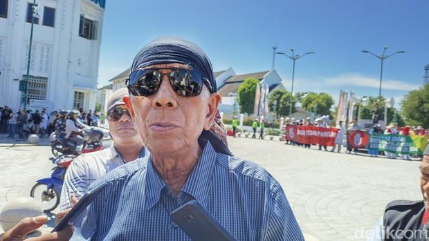 Aksi demo penolakan Jokowi datang dan berlebaran ke Jogja digelar Aksi Gerakan Rakyat Indonesia Berdaulat di Titik Nol Kilometer Jogja, Selasa (19/3/2024).