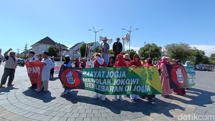 Aksi demo penolakan Jokowi datang dan berlebaran ke Jogja digelar Aksi Gerakan Rakyat Indonesia Berdaulat di Titik Nol Kilometer Jogja, Selasa (19/3/2024).