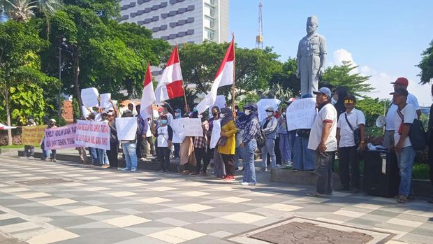 Aliansi Peduli Pemilu Jatim (APPJ) menggelar aksi damai di depan Taman Apsari Kota Surabaya, Jawa Timur (Jatim). (dok Ist)
