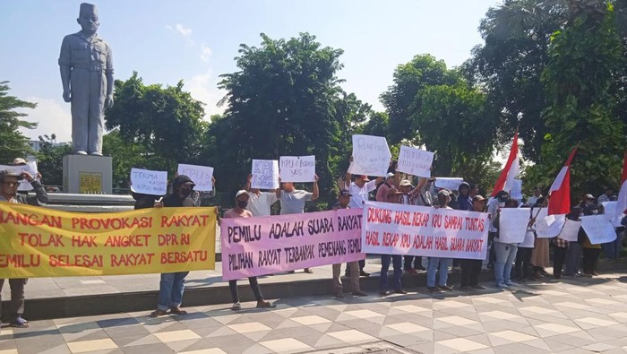 Aliansi Peduli Pemilu Jatim (APPJ) menggelar aksi damai di depan Taman Apsari Kota Surabaya, Jawa Timur (Jatim). (dok Ist)