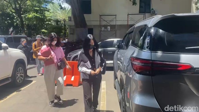 Amy, WN Korsel memenuhi panggilan polisi soal laporannya terhadap pedangdut berinisial TE terkait dugaan perzinaan. (Wildan N/detikcom)