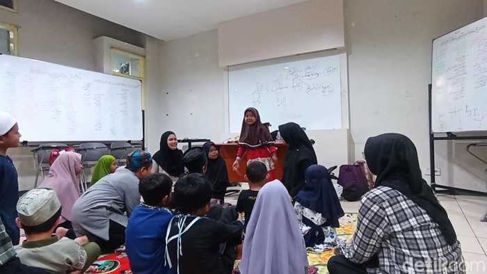Anak-anak sedang belajar di Masjid Salman ITB dalam program Ramadan Daycare.