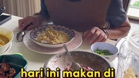 Saat makan di rumah sekalipun, Anang Hermansyah lebih senang menyantap hidangan yang sederhana. Sambal uleg hingga tempe goreng tersaji di hadapannya. Foto: Instagram/ananghijau
