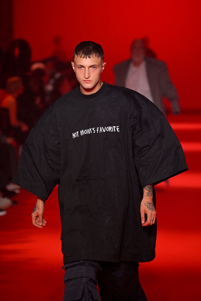 Pada keterangan unggahan terbarunya Anwar Hadid mengaku selama ini berjuang untuk lepas dari alkohol dan memiliki masalah kesehatan mental. Dia bersyukur memiliki orangtua yang sabar dan teman-teman yang mau membimbingnya. Foto: Getty Images/Kristy Sparow