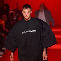 Pada keterangan unggahan terbarunya Anwar Hadid mengaku selama ini berjuang untuk lepas dari alkohol dan memiliki masalah kesehatan mental. Dia bersyukur memiliki orangtua yang sabar dan teman-teman yang mau membimbingnya. Foto: Getty Images/Kristy Sparow