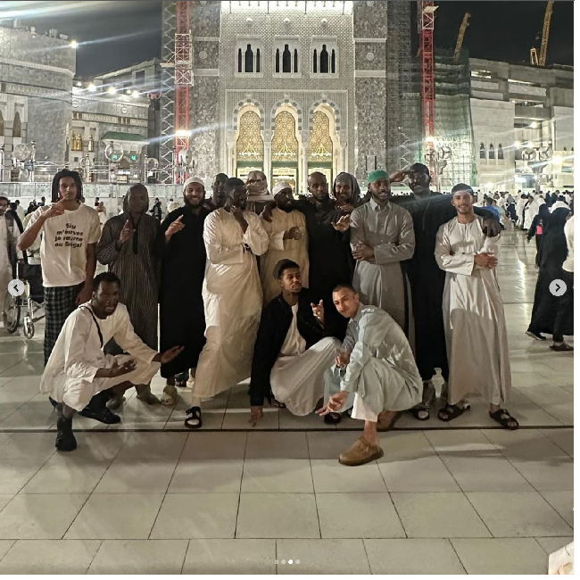 Anwar Hadid yang ayahnya Mohammed Hadid beragama Islam, diketahui sempat pindah keyakinan pada 2019. Pada saat itu seorang pendeta bernama Lovy L Elias membagikan foto Anwar sedang menjalani pembaptisan.  Foto: Dok. Instagram