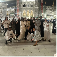 Anwar Hadid yang ayahnya Mohammed Hadid beragama Islam, diketahui sempat pindah keyakinan pada 2019. Pada saat itu seorang pendeta bernama Lovy L Elias membagikan foto Anwar sedang menjalani pembaptisan.  Foto: Dok. Instagram