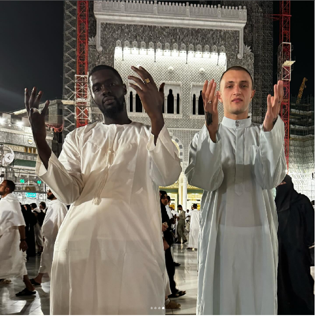 Pada foto lainnya, Anwar Hadid berpose di depan Masjidil Haram bersama beberapa orang. Model 24 tahun itu tampak mengenakan busana gamis untuk pria. “Umrah with my real brothers!!! Will under God. Eternally grateful for these moments. Now back home,” tulis Anwar Hadid dalam keterangan unggahannya di Instagram pada Minggu (17/3/2024). Foto: Dok. Instagram