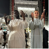 Pada foto lainnya, Anwar Hadid berpose di depan Masjidil Haram bersama beberapa orang. Model 24 tahun itu tampak mengenakan busana gamis untuk pria. “Umrah with my real brothers!!! Will under God. Eternally grateful for these moments. Now back home,” tulis Anwar Hadid dalam keterangan unggahannya di Instagram pada Minggu (17/3/2024). Foto: Dok. Instagram