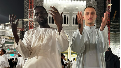 Foto Anwar Hadid Umrah Setelah Jadi Mualaf, Adik Gigi Hadid Kini Hijrah