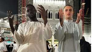 Foto Anwar Hadid Umrah Setelah Jadi Mualaf, Adik Gigi Hadid Kini Hijrah