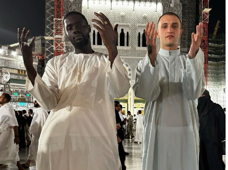 Foto Anwar Hadid Umrah Setelah Jadi Mualaf, Adik Gigi Hadid Kini Hijrah