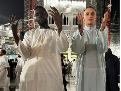 Foto Anwar Hadid Umrah Setelah Jadi Mualaf, Adik Gigi Hadid Kini Hijrah