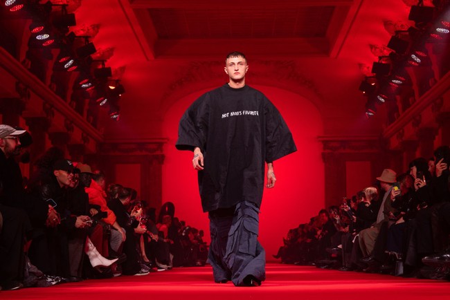 “Saya bersyukur kepada teman-teman saya yang tidak pernah menyerah pada saya. Dan terus membimbing saya kembali kepada Tuhan melalui segala sesuatu. Sekarang saya bisa mengatakan bahwa saya adalah orang yang paling bahagia yang pernah saya rasakan, dan itu karena saya berusaha melihat karya Tuhan dalam hidup semua orang. Bahkan jika mereka menghakimi saya. Ada jalan keluar. Ada jalan ke depan dan ada kedamaian dalam hidup ini. Tidak ada jiwa di dunia ini yang sempurna,” tulis Anwar Hadid pada keterangan unggahannya. Foto: Getty Images/Peter White