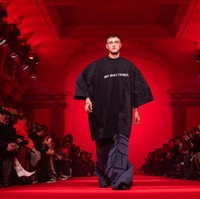 “Saya bersyukur kepada teman-teman saya yang tidak pernah menyerah pada saya. Dan terus membimbing saya kembali kepada Tuhan melalui segala sesuatu. Sekarang saya bisa mengatakan bahwa saya adalah orang yang paling bahagia yang pernah saya rasakan, dan itu karena saya berusaha melihat karya Tuhan dalam hidup semua orang. Bahkan jika mereka menghakimi saya. Ada jalan keluar. Ada jalan ke depan dan ada kedamaian dalam hidup ini. Tidak ada jiwa di dunia ini yang sempurna,” tulis Anwar Hadid pada keterangan unggahannya. Foto: Getty Images/Peter White