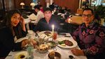 Momen Seru Ari Wibowo Makan Bareng Keluarga dan Eks Istri