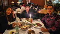 Juni 2023 lalu, Ari Wibowo pernah makan bersama mantan istrinya, Inge Anugrah. Saat itu mereka menikmati steak dan ditemani oleh Marco Wibowo, anak mereka. Foto: Instagram @ariwibowo_official