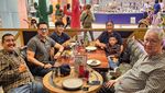 Momen Seru Ari Wibowo Makan Bareng Keluarga dan Eks Istri