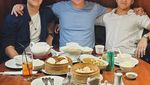 Momen Seru Ari Wibowo Makan Bareng Keluarga dan Eks Istri