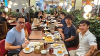 Begini momen Ari makan bersama anaknya di sebuah restoran Chinese. Menu dimsum dan sup dipilih oleh mereka. Foto: Instagram @ariwibowo_official