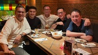 Kalau ini momen Ari saat berkumpul dengan teman-temannya. Mereka berada di sebuah restoran dan menikmati camilan hingga minuman segar. Foto: Instagram @ariwibowo_official