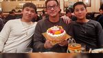 Momen Seru Ari Wibowo Makan Bareng Keluarga dan Eks Istri