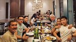 Momen Seru Ari Wibowo Makan Bareng Keluarga dan Eks Istri