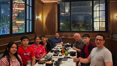 Momen Seru Ari Wibowo Makan Bareng Keluarga dan Eks Istri