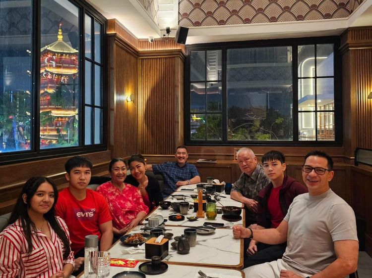 Momen Seru Ari Wibowo Makan Bareng Keluarga dan Eks Istri