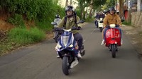Ariel berangkat dari Jakarta ke Bandung menggunakan mobil. Kemudian setibanya di Kota Kembang, dia mengendarai motor Italjet Dragster A.R.L. menuju titik kumpul di SMAN 23 Bandung. Foto: Doc. Ariel Noah.
