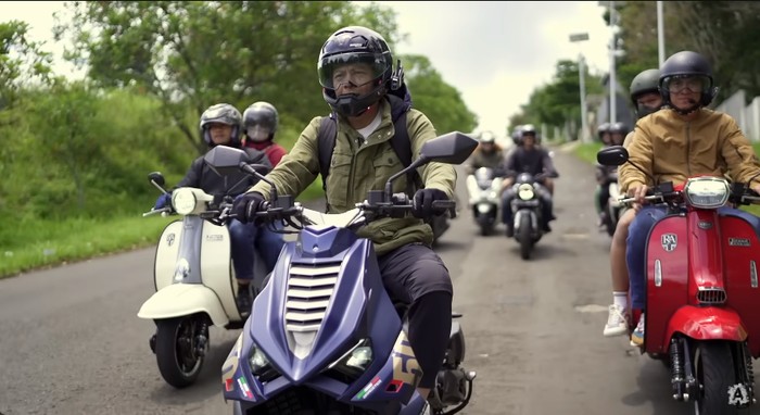 Ariel Noah touring naik Italjet Dragster A.R.L. di Bandung.